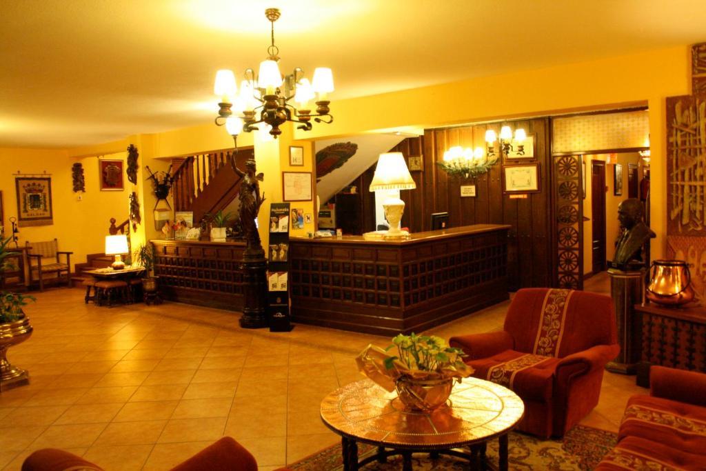 Hotel Valentin Aguilar de Campóo エクステリア 写真